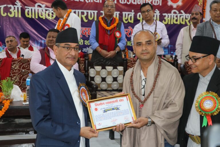 निर्माण व्यवसायी संघद्वारा सम्पादक तिवारीलाई पत्रकारिता क्षेत्रको सम्मान