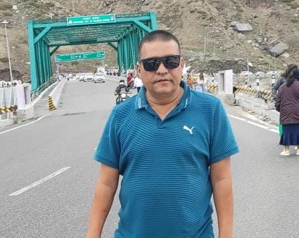थोरै बोल्ने सबैलाई आदर गर्ने बैज